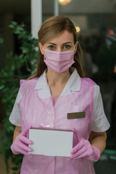 Médico Esteticista Luvas Látex Rosa Segura Uma Caixa Fechada Com — Fotografia de Stock