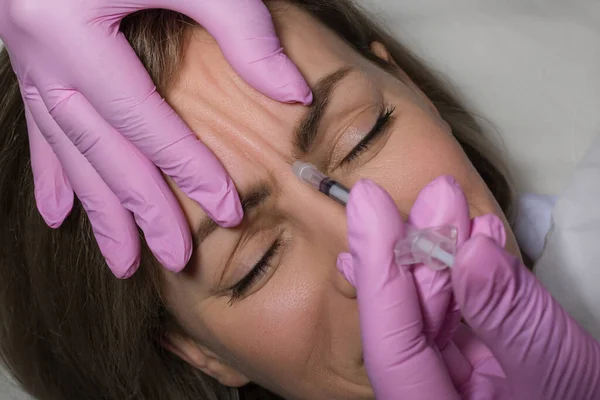 Close Especialistas Esteticistas Mãos Injetando Botox Testa Feminina Foto Alta — Fotografia de Stock