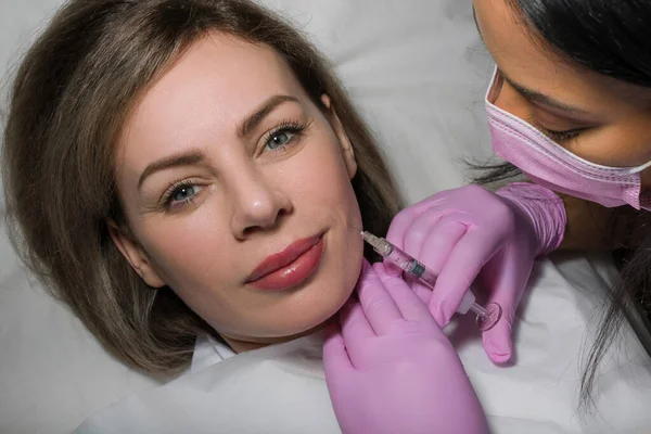 Jovem Médica Sorrindo Fazendo Injeções Botox Rosto Uma Mulher Madura — Fotografia de Stock