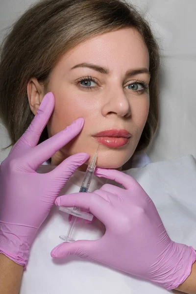 Mulher Caucasiana Jovem Recebendo Injeção Cosmética Botox Nos Lábios Mulher — Fotografia de Stock