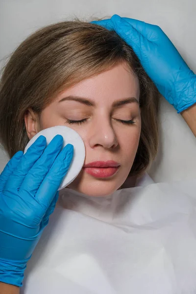 Cosmetólogo Profesional Que Limpia Piel Mujer Joven Durante Tratamientos Faciales — Foto de Stock
