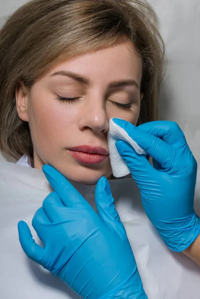 Cosmetologist Profissional Limpeza Pele Mulher Jovem Durante Tratamentos Beleza Facial — Fotografia de Stock