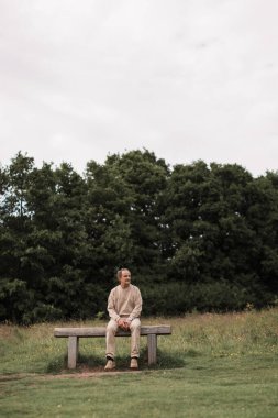 Adam bankta tek başına oturuyor. Yüksek kalite fotoğraf