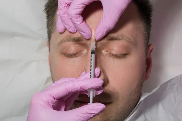 Médico Cosmetologista Faz Injeções Testa Contra Rugas Mímicas Suavizar Rugas — Fotografia de Stock