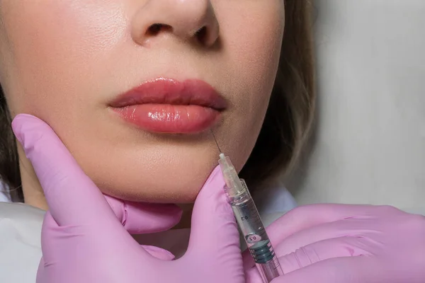 Close Retrato Mulher Recebendo Botox Injeção Cosmética Nos Lábios Mulher — Fotografia de Stock