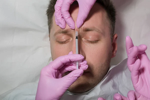 Médico Cosmetologista Faz Injeções Testa Contra Rugas Mímicas Suavizar Rugas — Fotografia de Stock