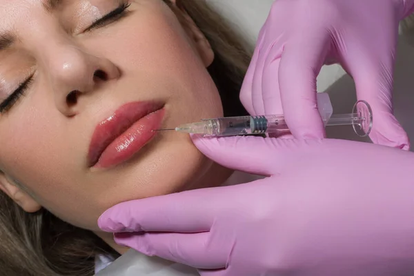 Close Retrato Mulher Recebendo Botox Injeção Cosmética Nos Lábios Mulher — Fotografia de Stock