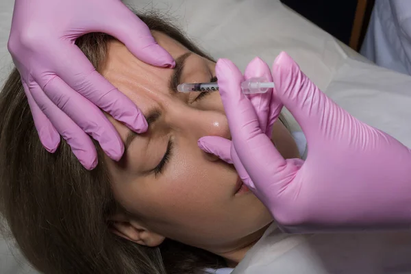 Close Especialistas Esteticistas Mãos Injetando Botox Testa Feminina Foto Alta — Fotografia de Stock