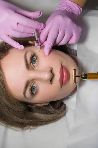 Injection Process Facial Skin Eye Area Syringe Young Happy Woman — Stock Photo, Image