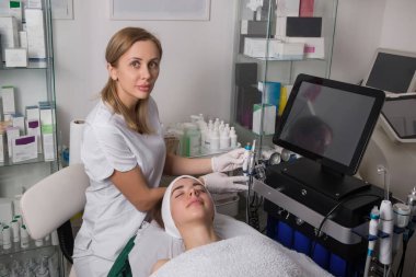 Güzellik kliniğinde lazer tedavisi sırasında gözleri kapalı yatan sakin bir kadın hasta. Yüksek kalite fotoğraf