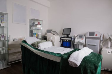 Güzellik salonları için tıbbi ekipman ve ekipman. Estetik tıp ve ameliyat için lazer sistemleri ve cihazlar. Kozmetik aletleri. Yeşil renk. Yüksek kalite fotoğraf