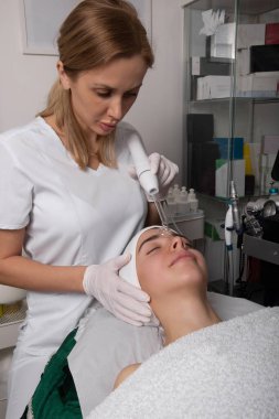 Kozmetik Kliniği 'nde Darsonval Terapisi. Yüksek kalite fotoğraf