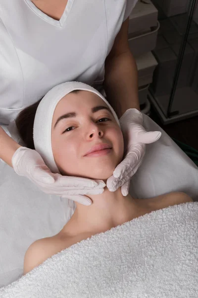 Young Woman Enjoying Massage Beauty Salon High Quality Photo — Stock Photo, Image