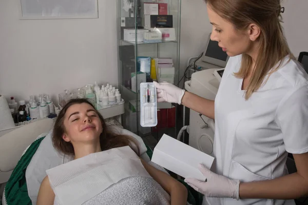 Esthéticienne Dermatologue Professionnelle Des Soins Peau Avec Patiente Salon Beauté — Photo