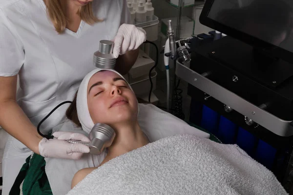 Led Light Therapy Procedura Chromoterapii Urządzeniem Hydraface Woman Robi Led — Zdjęcie stockowe