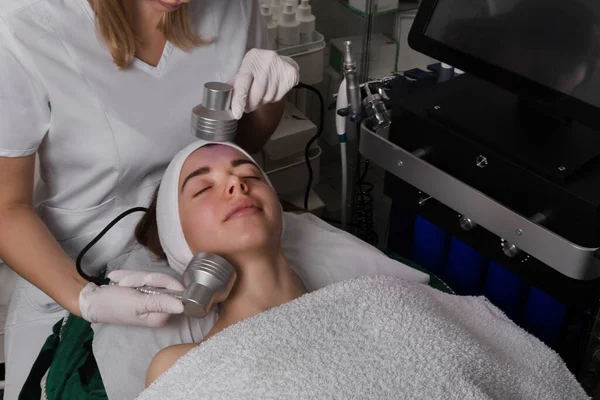 Led Light Therapy Kromaterapi Förfarande Med Hydrafacial Enhet Kvinna Som — Stockfoto