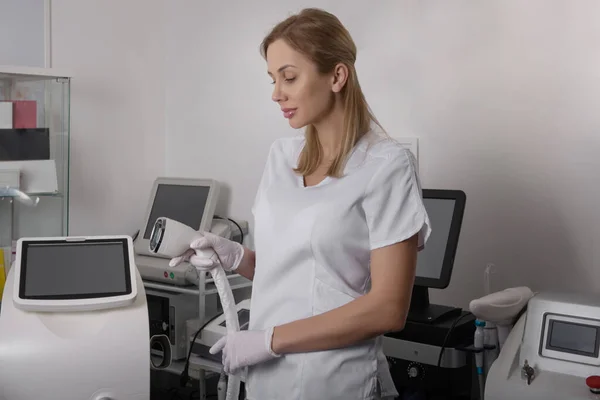 간호사의 손에서 원하지 제거하는 레이저 레이저 아름다움 건강의 충전기의 일부를 — 스톡 사진