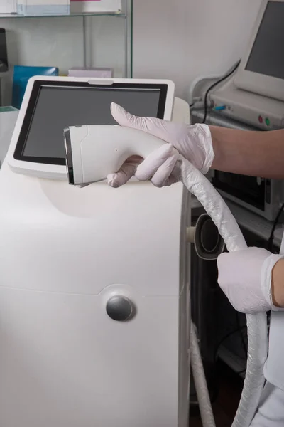 Laserowe Urządzenie Usuwania Niechcianych Włosów Ręce Pielęgniarki Laserowa Depilacja Zabiegi — Zdjęcie stockowe