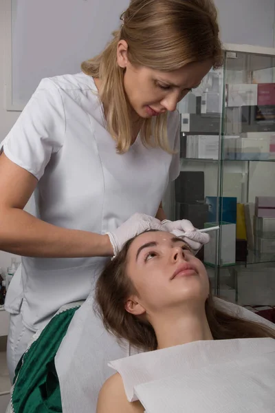 Cosmetólogo Marca Cara Antes Del Procedimiento Inyección Botox Foto Alta — Foto de Stock