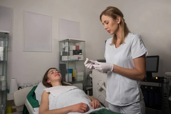 Esteticista Dermatólogo Cuidado Piel Profesional Con Paciente Salón Belleza Esteticista —  Fotos de Stock