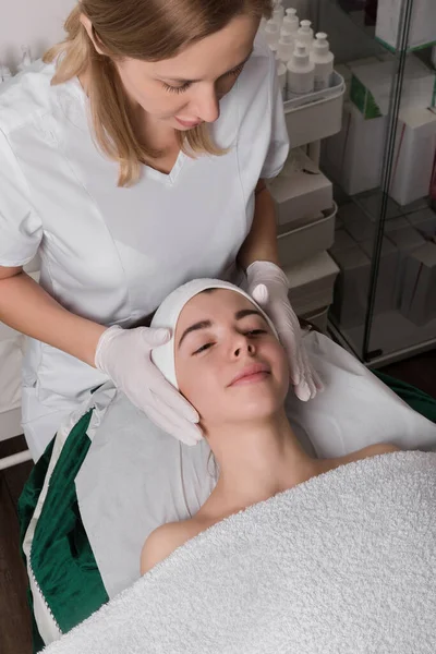Young Woman Enjoying Massage Beauty Salon High Quality Photo — Stock Photo, Image