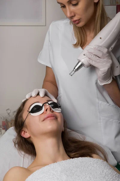 Beautician Holding Beauty Laser Woman Face Protective Eyewear Spa Procedures — Stock Photo, Image