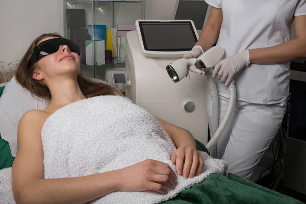 Relaxed Woman Wearing Protection Glasses Getting Laser Skin Procedures Beauty — Stock Photo, Image