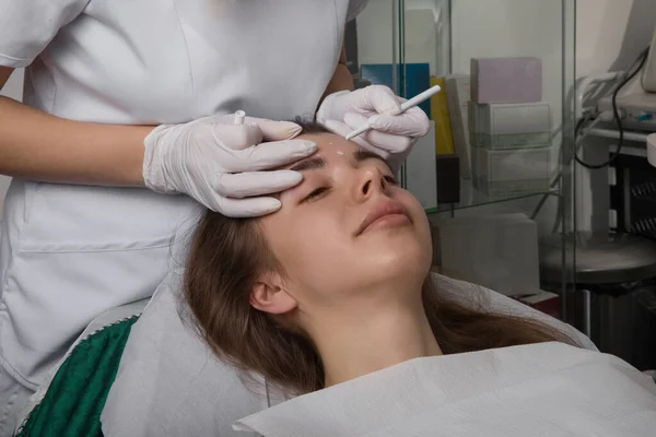 Cosmetologist Marks Face Botox Injection Procedure High Quality Photo — Stock Photo, Image