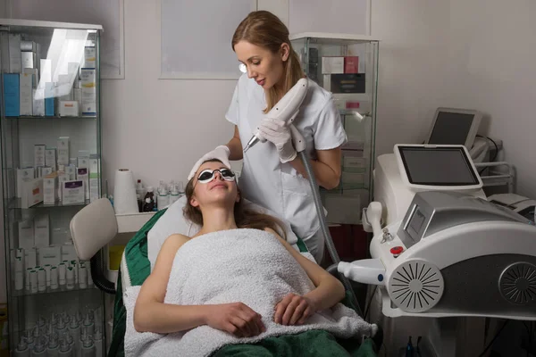 Pihent Védőszemüveget Visel Lézeres Bőreljárást Végez Szépségszalonban Arckezelésben Részesülő Klinika — Stock Fotó