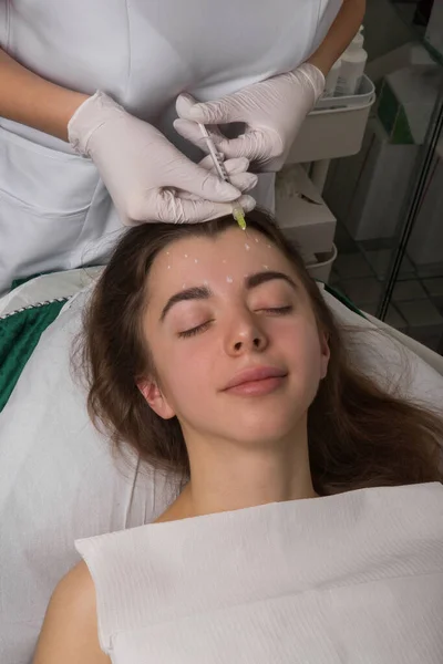 Woman Receiving Botox Injection Forehead High Quality Photo — Stock Photo, Image