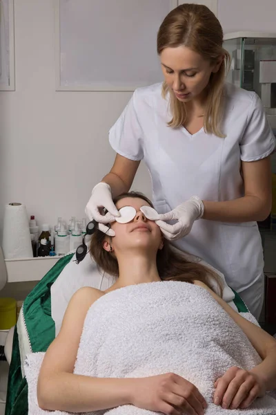 Beautician Gives Protective Eyeglasses Female Patient Laser Hair Removal Procedure — Stock Photo, Image