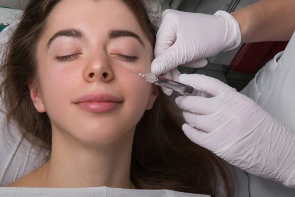 Photo Beautiful Woman Getting Mesotherapy Treatment Face Specialist Gloves Beauty — Stock Photo, Image