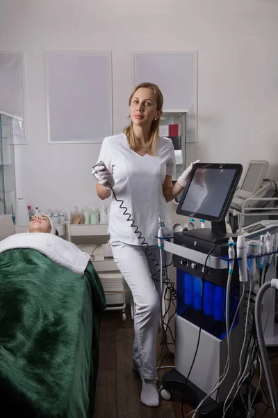 Cosmetologist Standing Laser Hair Removal Machine Smiling Woman White Coat — Stock Photo, Image