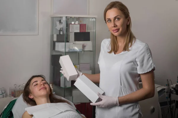 Beautician Dermatolog Profesionist Îngrijirea Pielii Pacient Salonul Înfrumusețare Beautician Arată Imagine de stoc