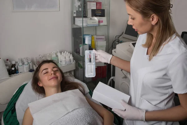 Beautician Dermatolog Profesionist Îngrijirea Pielii Pacient Salonul Înfrumusețare Beautician Arată fotografii de stoc fără drepturi de autor