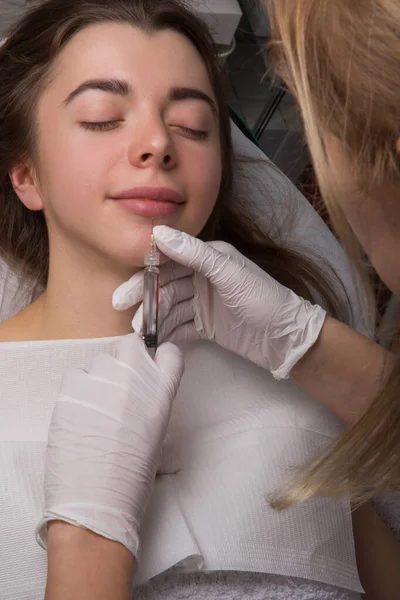 Închideți Mâinile Cosmetologului Care Face Injecție Botox Buzele Femeilor Ţine Imagini stoc fără drepturi de autor