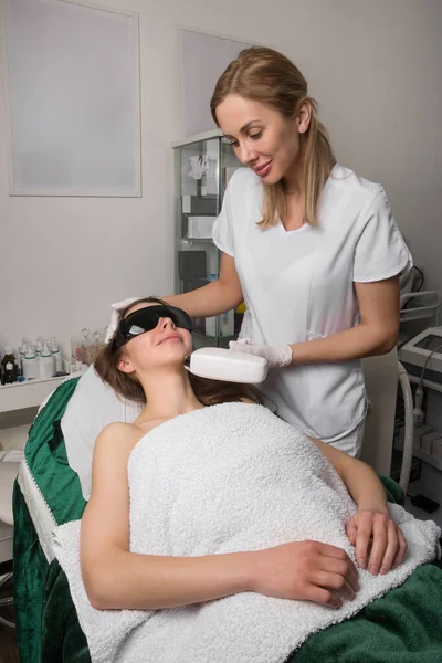 Cosmetologie Femeia Frumoasă Care Primește Procedura Îndepărtare Părului Laser Salonul Fotografie de stoc