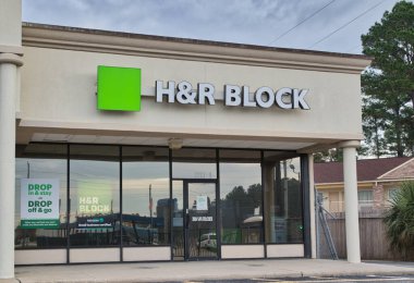 Houston, Teksas ABD 12-03-2021: H & R Blok vergilendirme ofis dışı Houston, TX. 1955 'te kurulan Vergi Hazırlama Ofisi, şu anda birkaç ülkede bulunuyor..