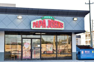 Houston, Teksas ABD 10-27-2022: Papa John 's pizza mağazasının dış cephesi, Houston, TX. Popüler Amerikan fast food restoran zinciri 1984 'te kuruldu.