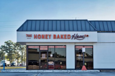 Houston, Teksas ABD 10-27-2022: The Honey Baked Jambon mağazası Houston, TX. Amerikan gıda perakendecisi dilimlenmiş et ve tatlı satıyor..