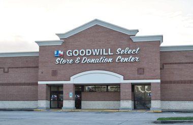 Houston, Texas USA 11-11-2022: Goodwill Houston, TX 'teki mağaza önü ve otoparkı seçti. 1902 'de kurulmuş kar amacı gütmeyen bir kuruluş. 