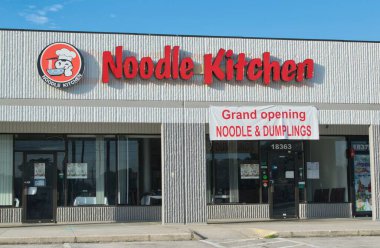 Houston, Texas USA 11-11-2022: Houston, TX 'te Noodle Kitchen' ın dış işleri. Yerel Çin Lokantası dış ve şirket adı.