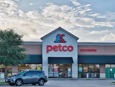 Houston, Teksas ABD 11-11-2022: Petco Hayvan Malzemeleri mağazası ve Houston, TX 'teki otopark. 1965 'te kurulmuş, Amerika' nın en büyük hayvan tedarik dükkanlarından biri..