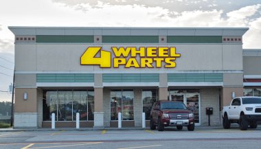 Houston, Teksas ABD 11-11-2022: 4 Wheel Parts mağaza vitrini Houston, TX. 1961 'de kurulan off-road araç ürünleri perakende mağazası.