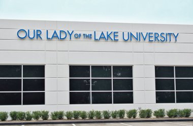 Houston, Teksas ABD 11-24-2022: Houston, TX 'teki Lake Üniversitesi kampüs binasının dış tarafı. Özel Katolik Üniversitesi, 1895 'te kuruldu..