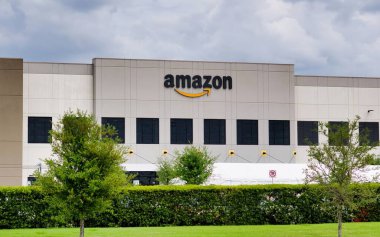 Houston, Teksas ABD 04-04-2021: Houston, TX 'teki Amazon depolama tesisi. Jeff Bezos tarafından 1994 yılında kurulan çok uluslu Amerikan teknoloji şirketi..