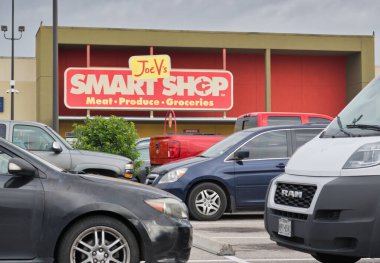 Houston, Teksas ABD 12-03-2021: Joe V 'nin Smart Shop' u Houston, TX 'teki otoparkı. Küçük yerel süpermarket zinciri.