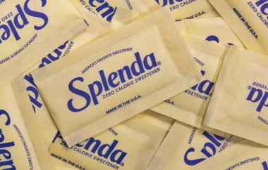 Houston, Teksas ABD 12-04-2022: Splenda sıfır kalori tatlandırıcı paketleri gevşek dağınık. Küresel şeker yerine kullanılan marka. Düz izole edilmiş makro resim yatıyordu.