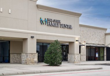 Humble, Texas USA 02-26-2023: Fall Creek Diş Kliniği, Humble, TX. Yerel dişçilik dükkânı önü.