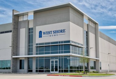 Houston, Teksas ABD 03-19-2023: Houston, TX 'te West Shore Home' un dış işleri. Amerikan ev geliştirme şirketi.